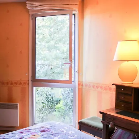 Quiet 86m With Balconies & Parking Apartment *